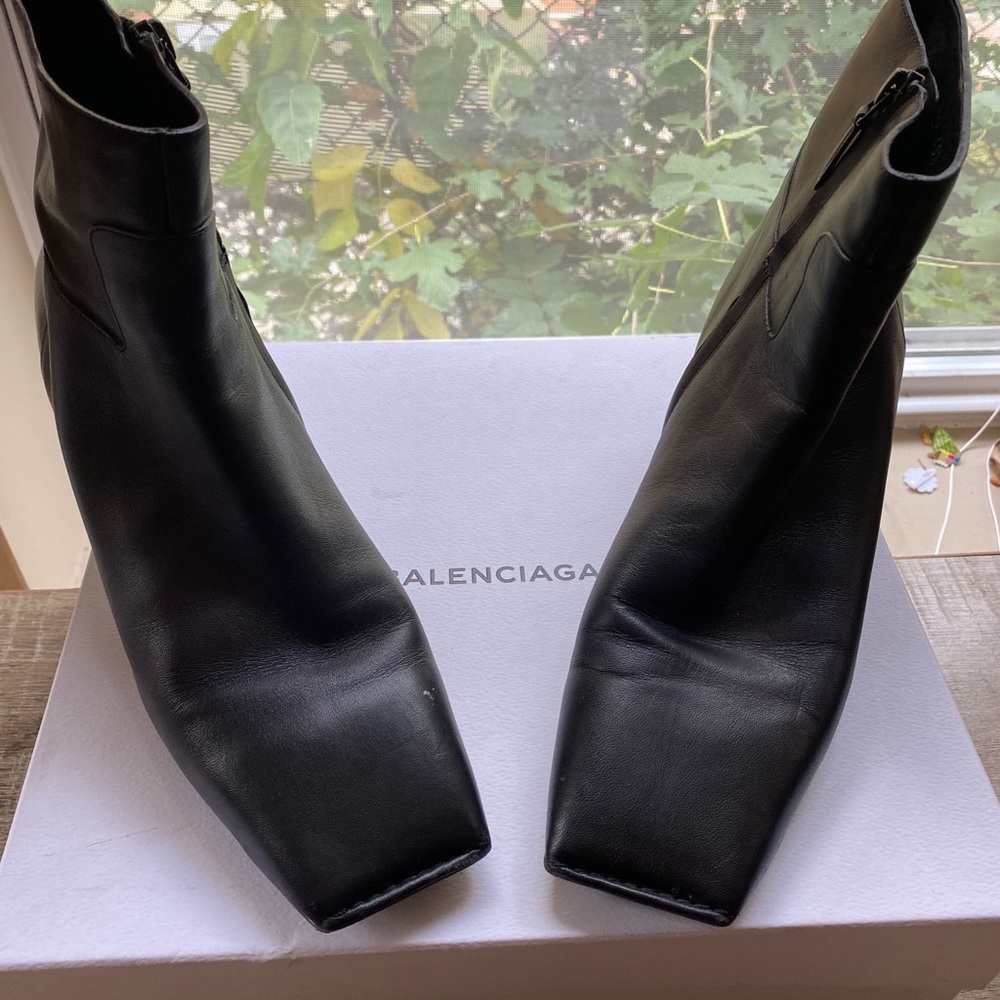 Balenciaga
Wayio Leather Bootie size 40 1/2